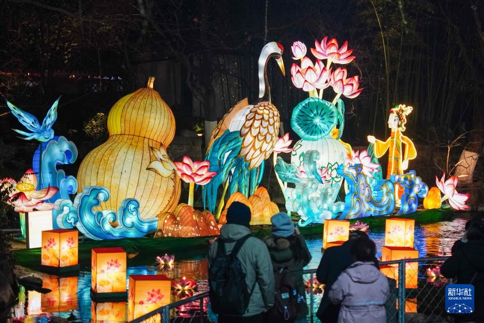 济南：泉水映彩灯 璀璨迎元宵