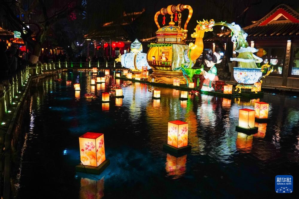 济南：泉水映彩灯 璀璨迎元宵