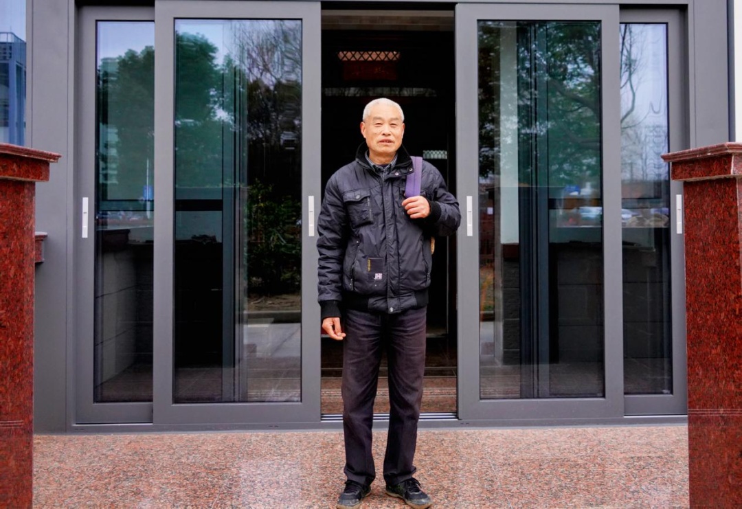 上海八旬老人坠河，救人的是72岁老人！身份藏不住了！网友狂赞