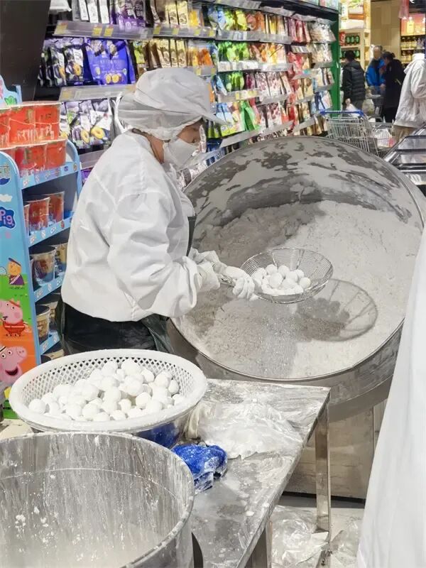 汤圆界上演“创意大比拼”！蛋仔派对、有钱花……今年的元宵节先“甜”为敬