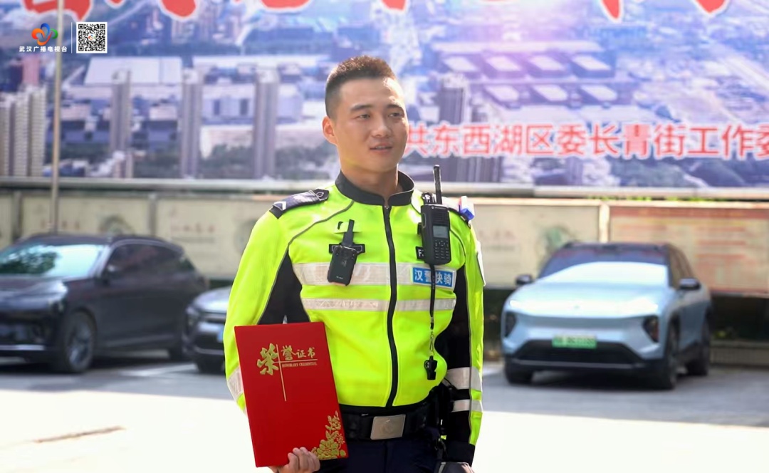 8分钟跪地抢回一条命!这位武汉辅警真“俊” 8分钟跪地抢回一条命!这位武汉辅警真“俊”