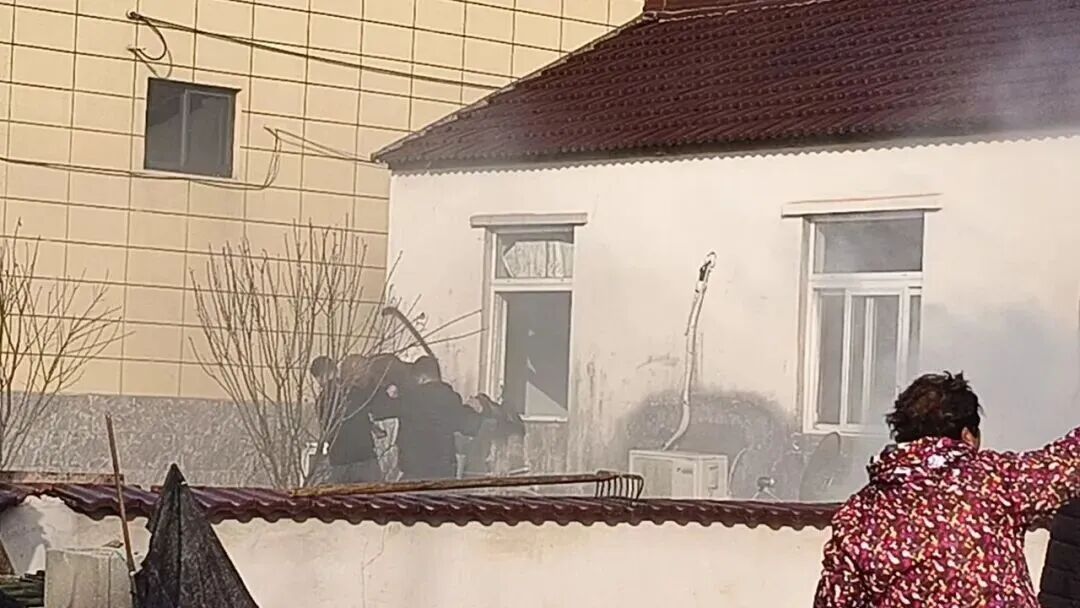 好险！上海消防员休假时遇火情，背出170多斤重的瘫痪老人