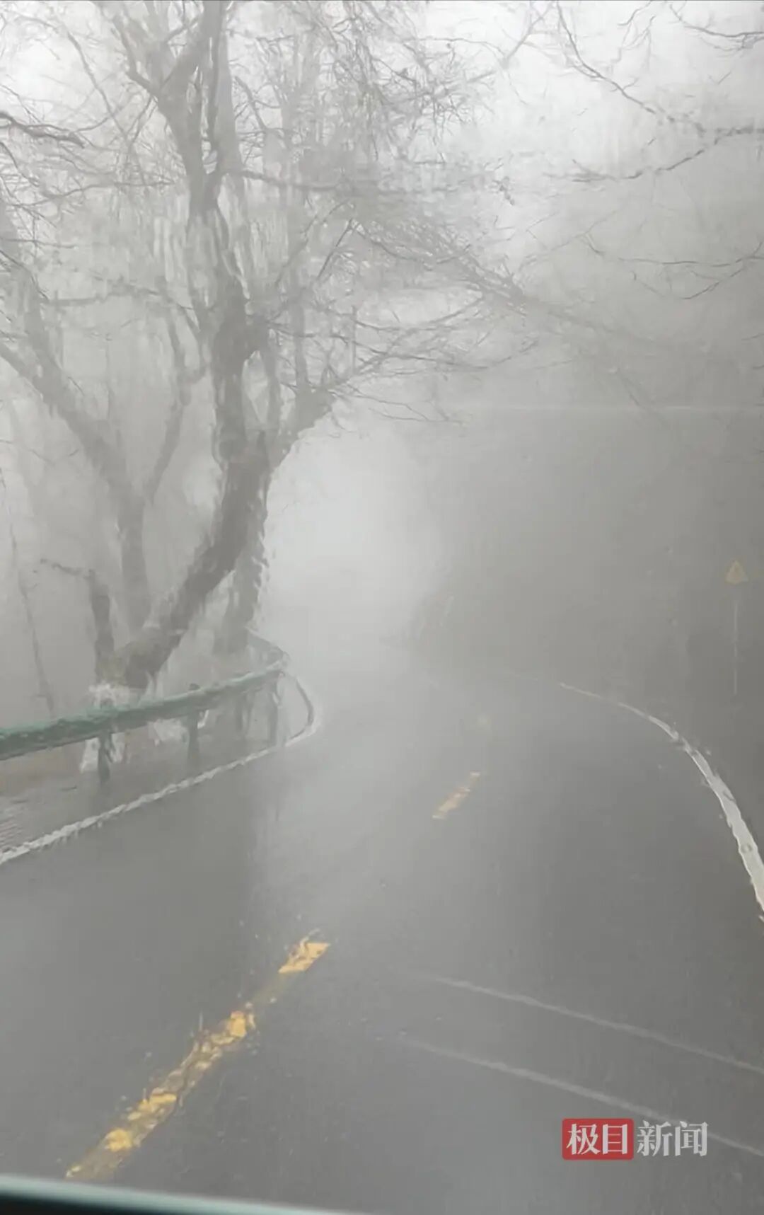 庐山免票首日实地体验江西版“巴音布鲁克”:司机在雨雾中平稳驶过200多个弯道 庐山免票首日实地体验江西版“巴音布鲁克”:司机在雨雾中平稳驶过200多个弯道