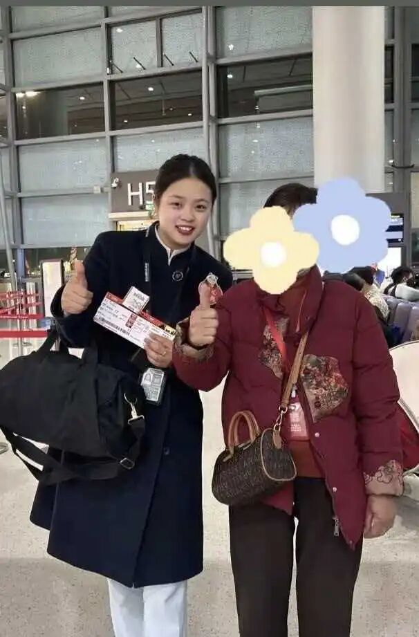 七旬岳母独自从西安飞大连,女婿自制“野生拍拍卡”在线求照顾 七旬岳母独自从西安飞大连,女婿自制“野生拍拍卡”在线求照顾