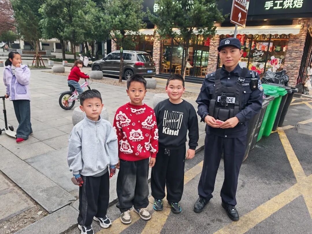 “我在马路边捡到1100元,把它交到警察叔叔手里边” “我在马路边捡到1100元,把它交到警察叔叔手里边”