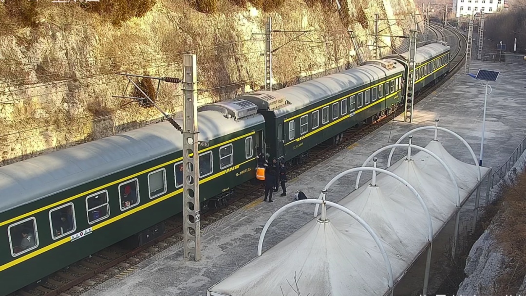 “我背着你,咱先出去” “我背着你,咱先出去”