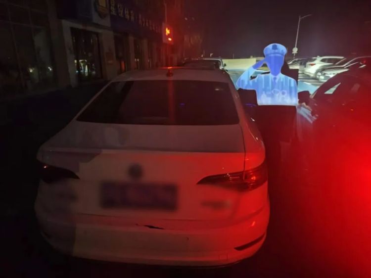 一辆未熄火的白色轿车形迹可疑，民警上前盘查，抓获2人