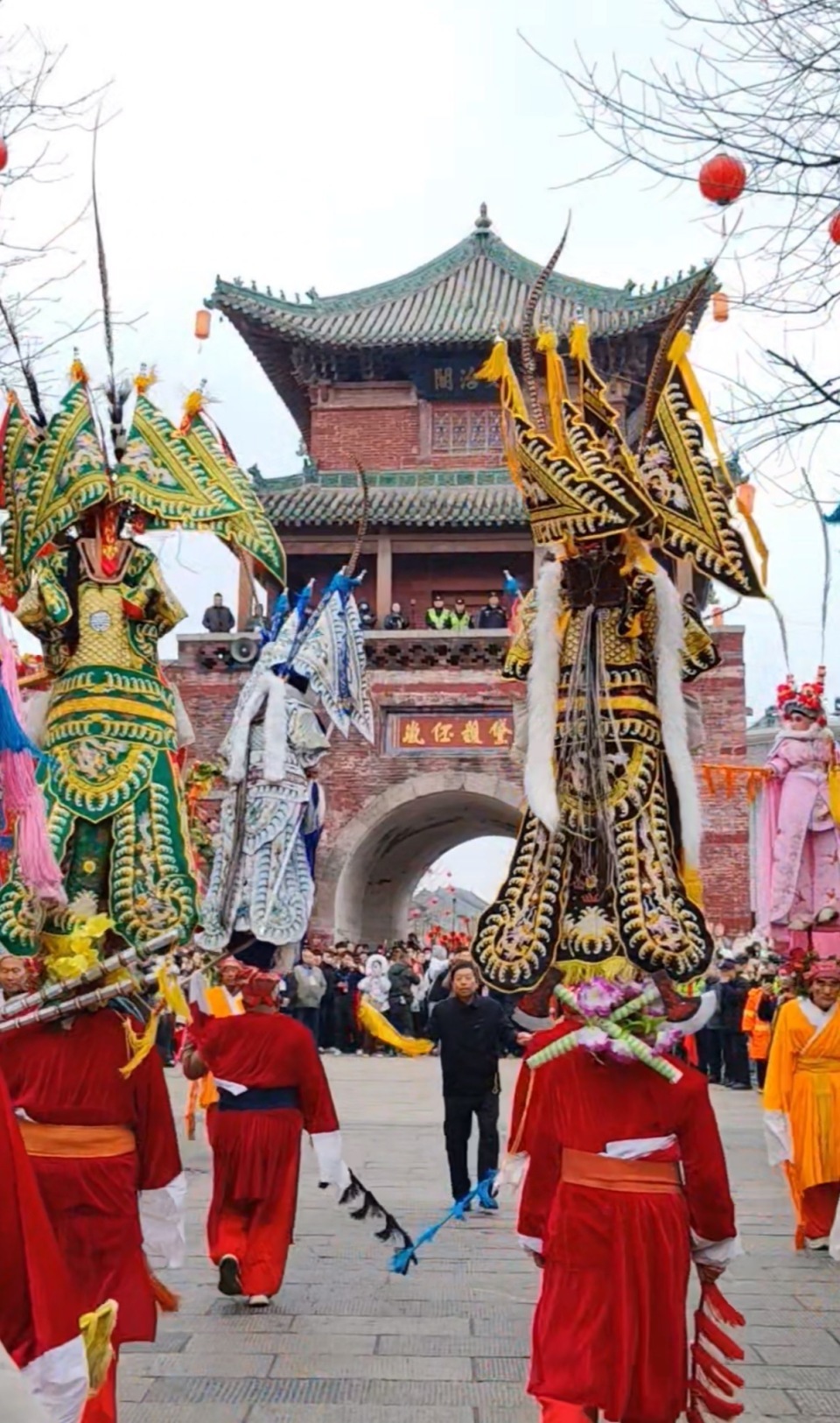 戏服加身却睡成表情包！河南浚县千人参加非遗曳舞巡游，3岁萌娃在背搁上酣睡萌翻全场