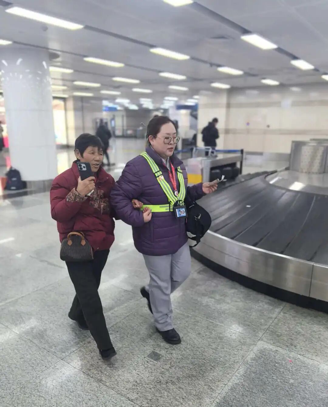 七旬岳母独自从西安飞大连,女婿自制“野生拍拍卡”在线求照顾 七旬岳母独自从西安飞大连,女婿自制“野生拍拍卡”在线求照顾