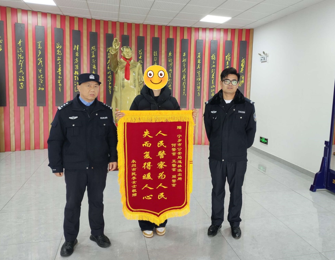 高速上，民辅警捡回来一袋子钱！