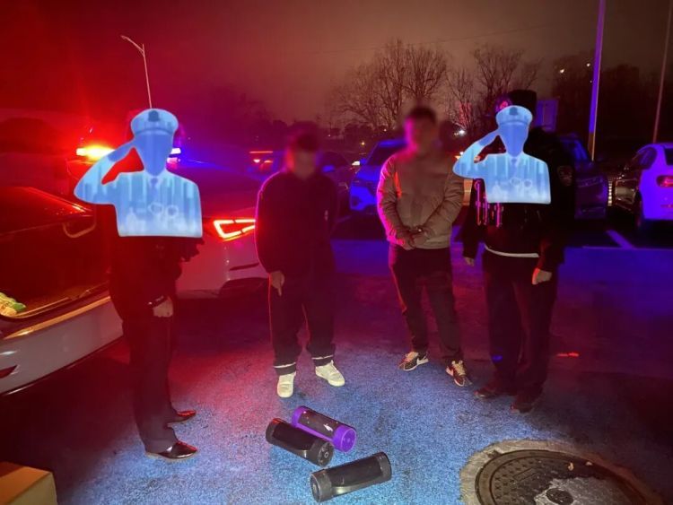 一辆未熄火的白色轿车形迹可疑，民警上前盘查，抓获2人