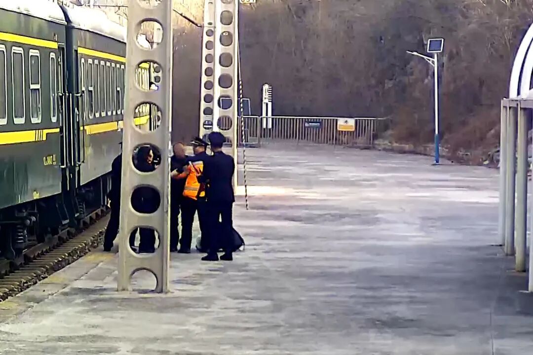 “我背着你,咱先出去” “我背着你,咱先出去”