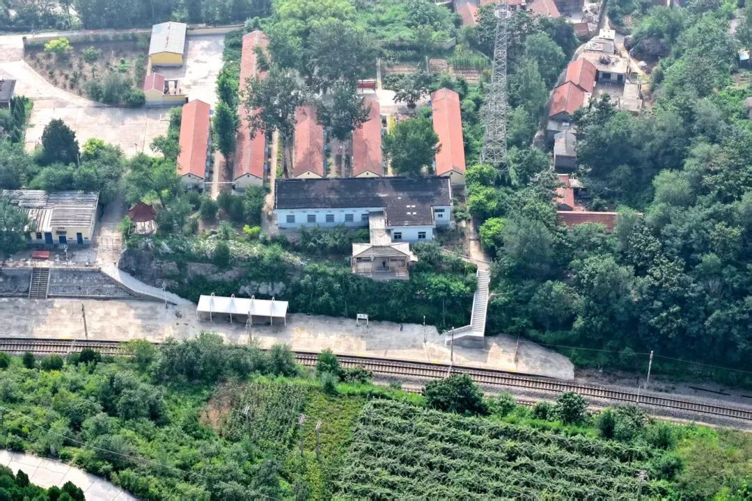 “我背着你,咱先出去” “我背着你,咱先出去”