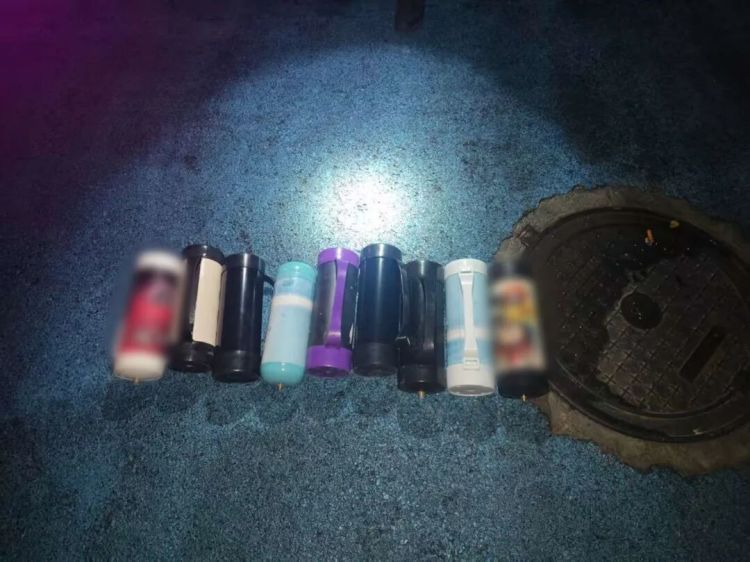 一辆未熄火的白色轿车形迹可疑，民警上前盘查，抓获2人