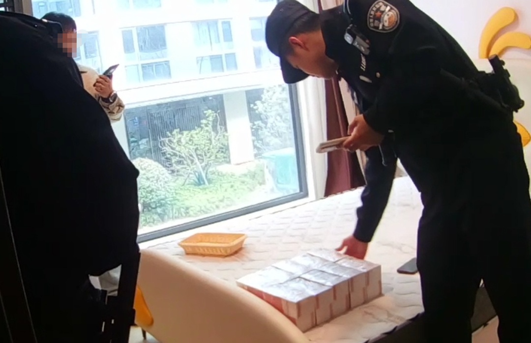 清扫租客杂物发现百万现金，男子立刻报警！一看房间布置，觉得合理……