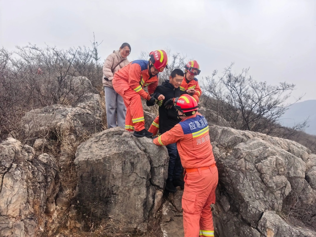 河南一男子爬山因恐高和腿脚不便报警求助，被指“浪费救援资源”，当地消防回应