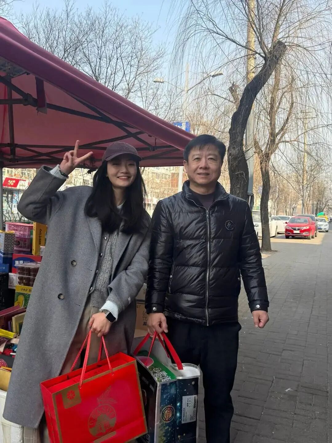 时隔27年,照片里的陌生人,在同一地点“重逢” 时隔27年,照片里的陌生人,在同一地点“重逢”