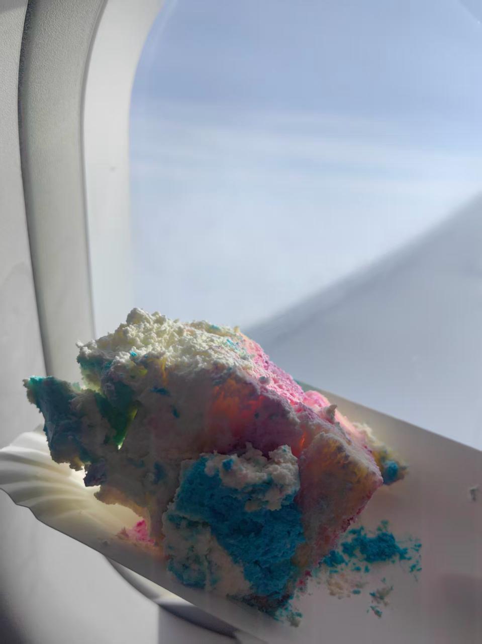 在万米高空吃到蛋糕!原来是老机长退休前最后一趟执飞 在万米高空吃到蛋糕!原来是老机长退休前最后一趟执飞