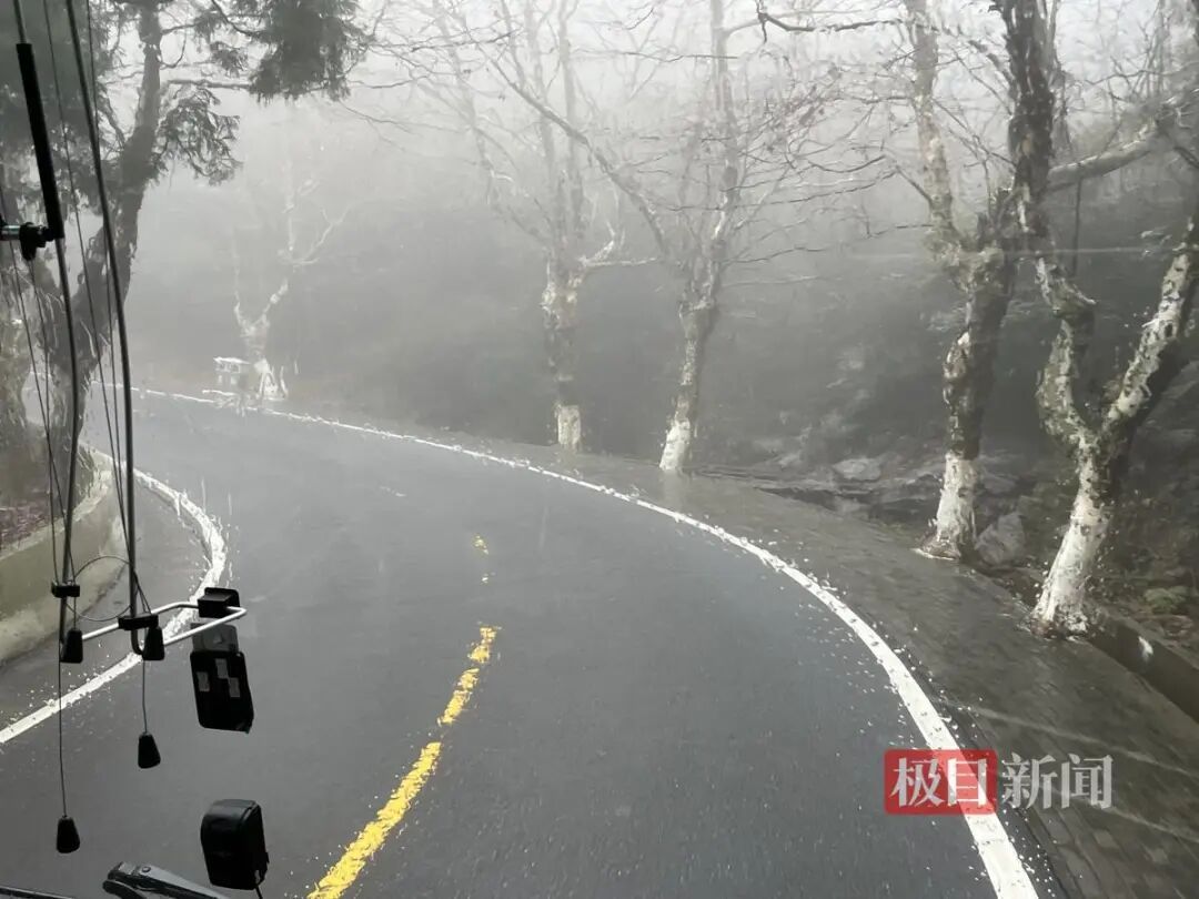 庐山免票首日实地体验江西版“巴音布鲁克”:司机在雨雾中平稳驶过200多个弯道 庐山免票首日实地体验江西版“巴音布鲁克”:司机在雨雾中平稳驶过200多个弯道