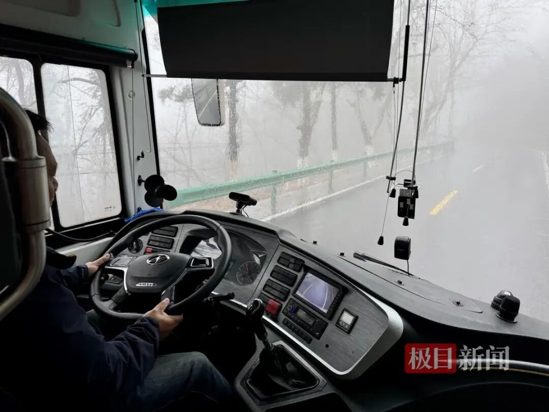 庐山免票首日实地体验江西版“巴音布鲁克”:司机在雨雾中平稳驶过200多个弯道 庐山免票首日实地体验江西版“巴音布鲁克”:司机在雨雾中平稳驶过200多个弯道