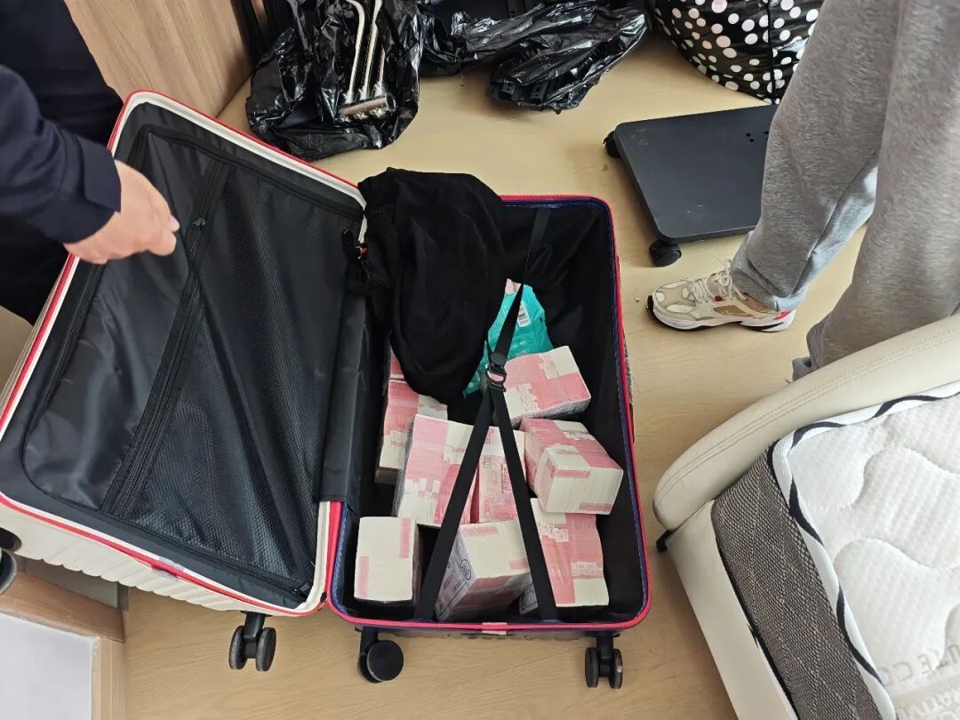 清扫租客杂物发现百万现金，男子立刻报警！一看房间布置，觉得合理……