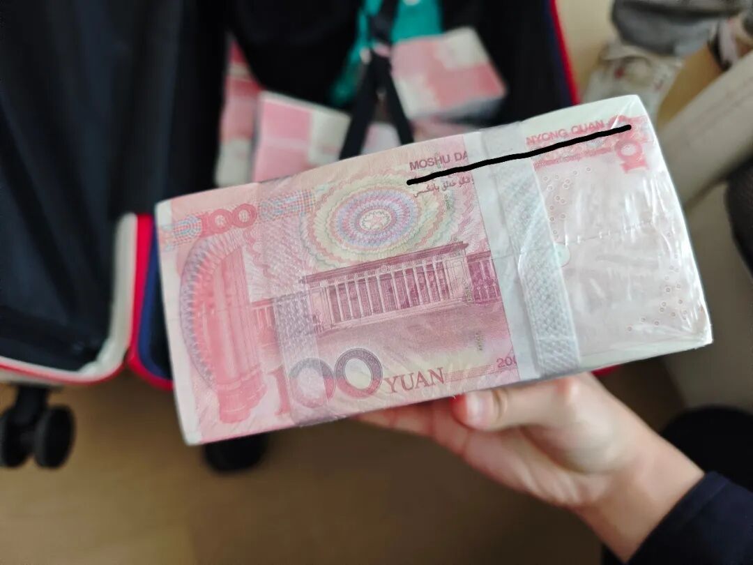 清扫租客杂物发现百万现金，男子立刻报警！一看房间布置，觉得合理……