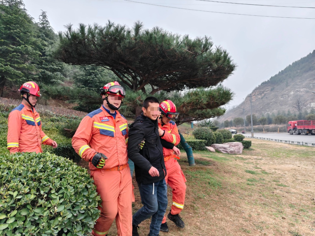 河南一男子爬山因恐高和腿脚不便报警求助，被指“浪费救援资源”，当地消防回应