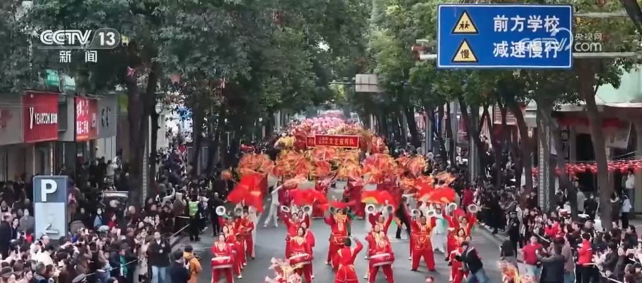 闹社火、吃元宵、烧火龙……各地多彩民俗闹元宵 欢天喜地引客来