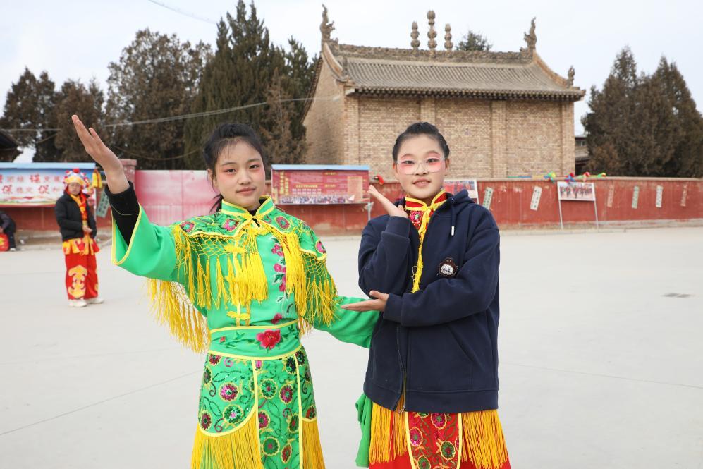 中国传统社火“圈粉”年轻人 中国传统社火“圈粉”年轻人