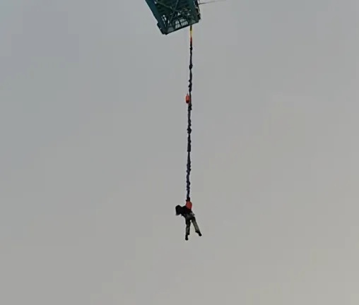 河南一男子爬山因恐高和腿脚不便报警求助，被指“浪费救援资源”，当地消防回应