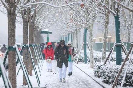 开学第一天!踏着春雪进校园 开学第一天!踏着春雪进校园