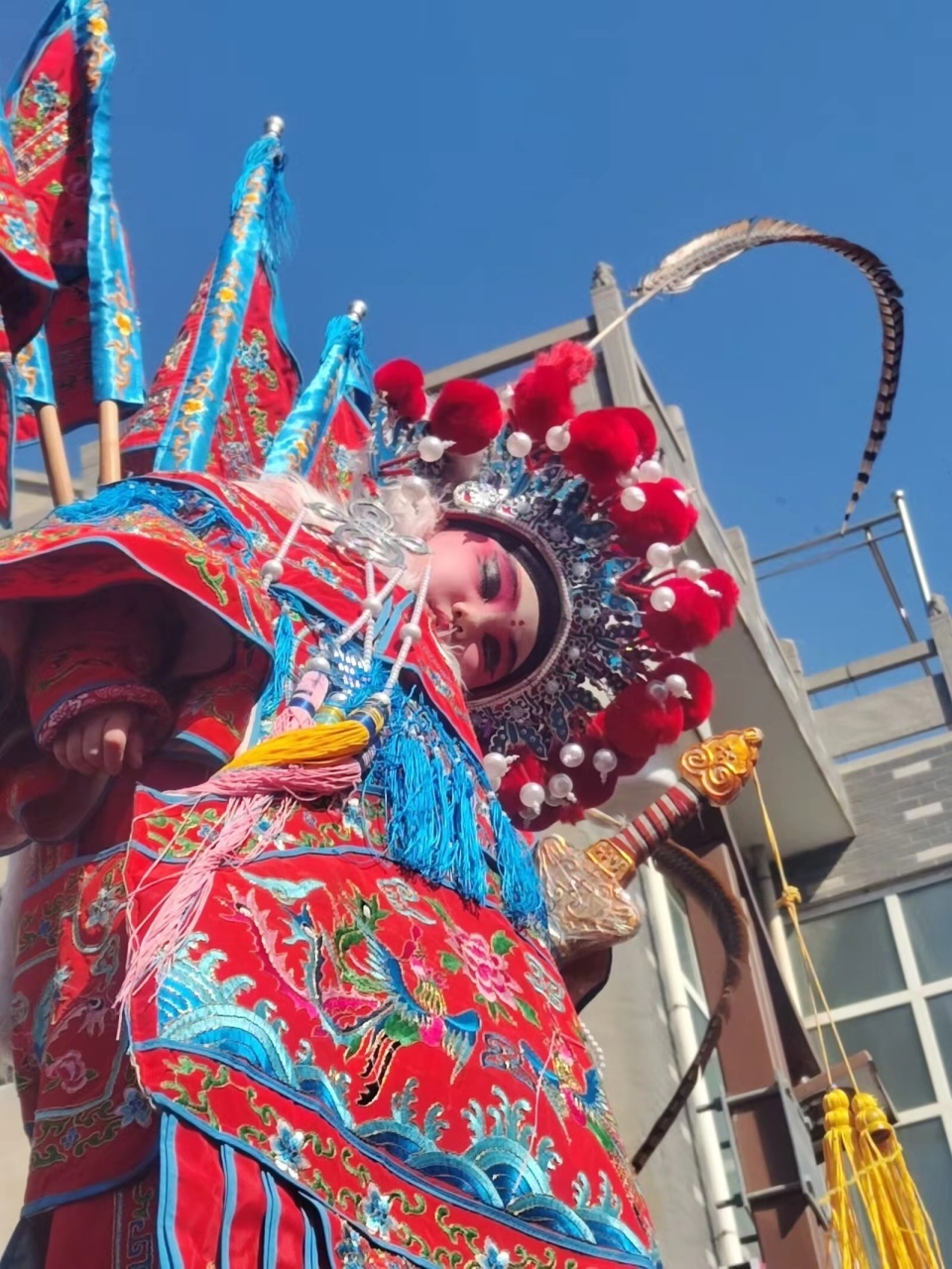 戏服加身却睡成表情包！河南浚县千人参加非遗曳舞巡游，3岁萌娃在背搁上酣睡萌翻全场