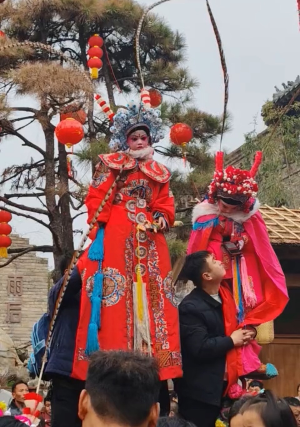 戏服加身却睡成表情包！河南浚县千人参加非遗曳舞巡游，3岁萌娃在背搁上酣睡萌翻全场