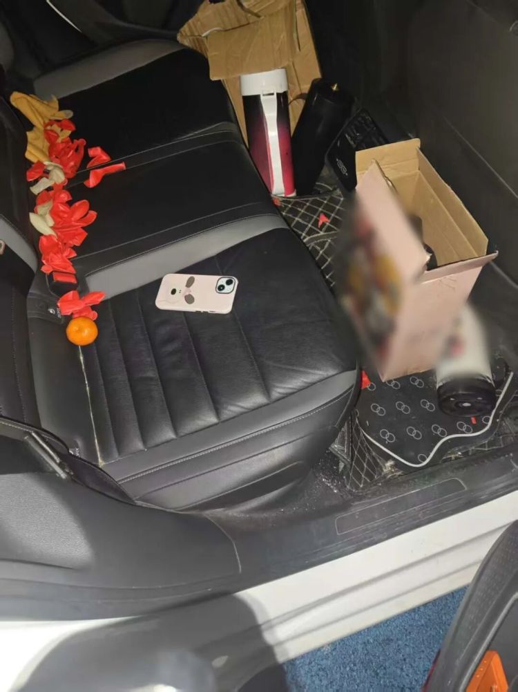 一辆未熄火的白色轿车形迹可疑，民警上前盘查，抓获2人