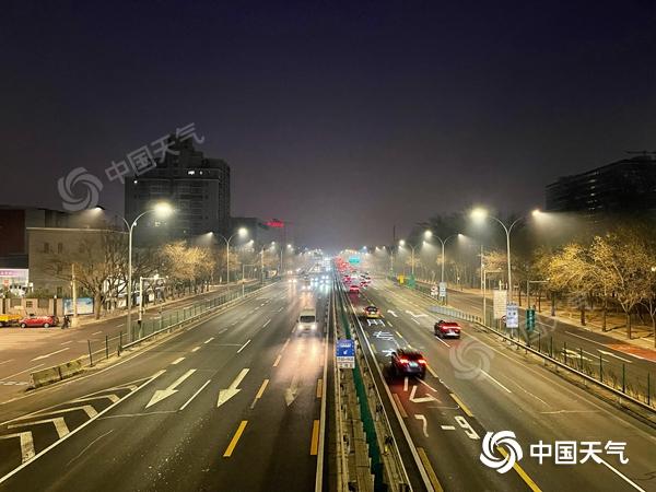 北京开学首日有弱雨雪来扰 体感湿冷需添衣保暖 北京开学首日有弱雨雪来扰 体感湿冷需添衣保暖