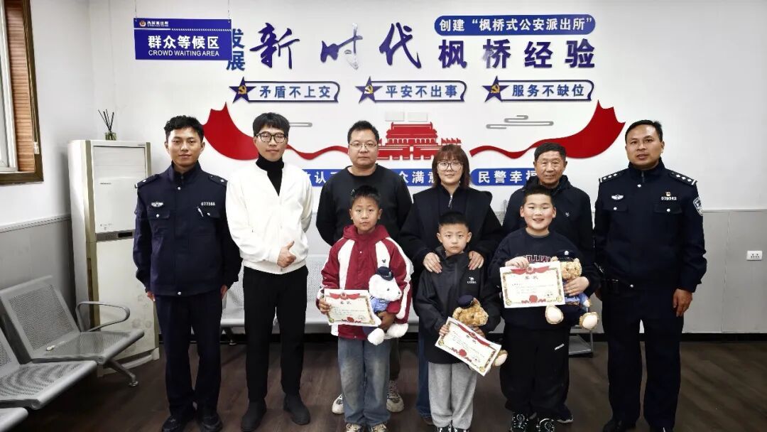 “我在马路边捡到1100元,把它交到警察叔叔手里边” “我在马路边捡到1100元,把它交到警察叔叔手里边”