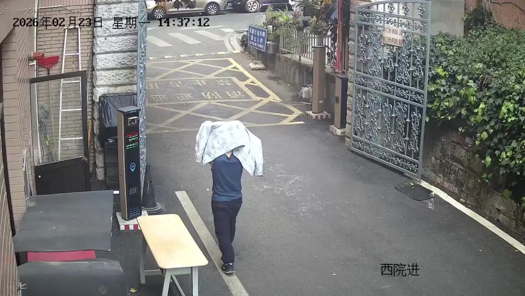 衣服套头=隐身?8小时追回被盗财物 衣服套头=隐身?8小时追回被盗财物