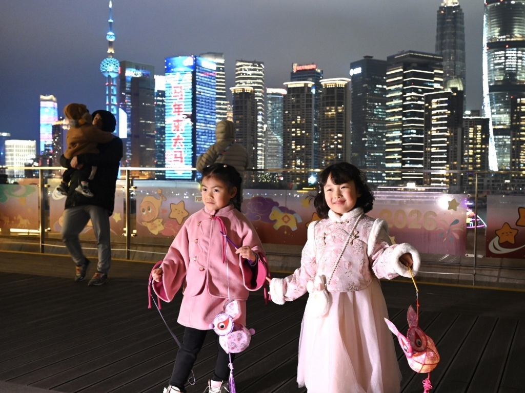 申城天上无缘望见“红月亮”，地上豫园兔子灯花样多