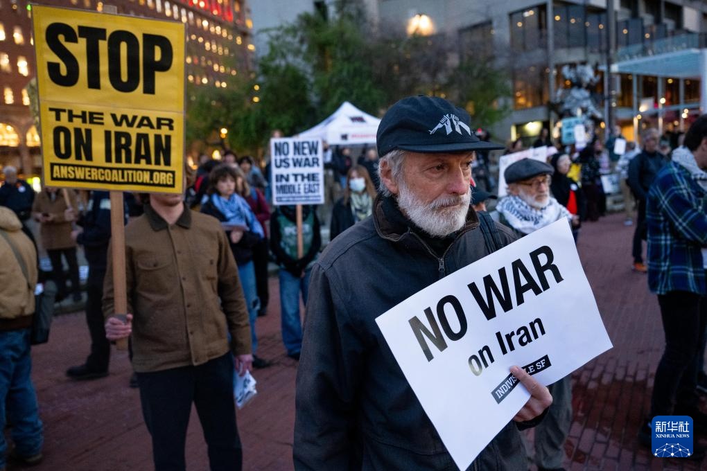 美国多地民众集会抗议对伊朗动武