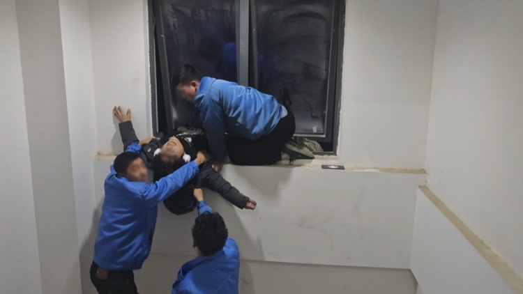 惊魂一刻!抽支烟的工夫,男子竟被窗户拦腰“封印” 惊魂一刻!抽支烟的工夫,男子竟被窗户拦腰“封印”