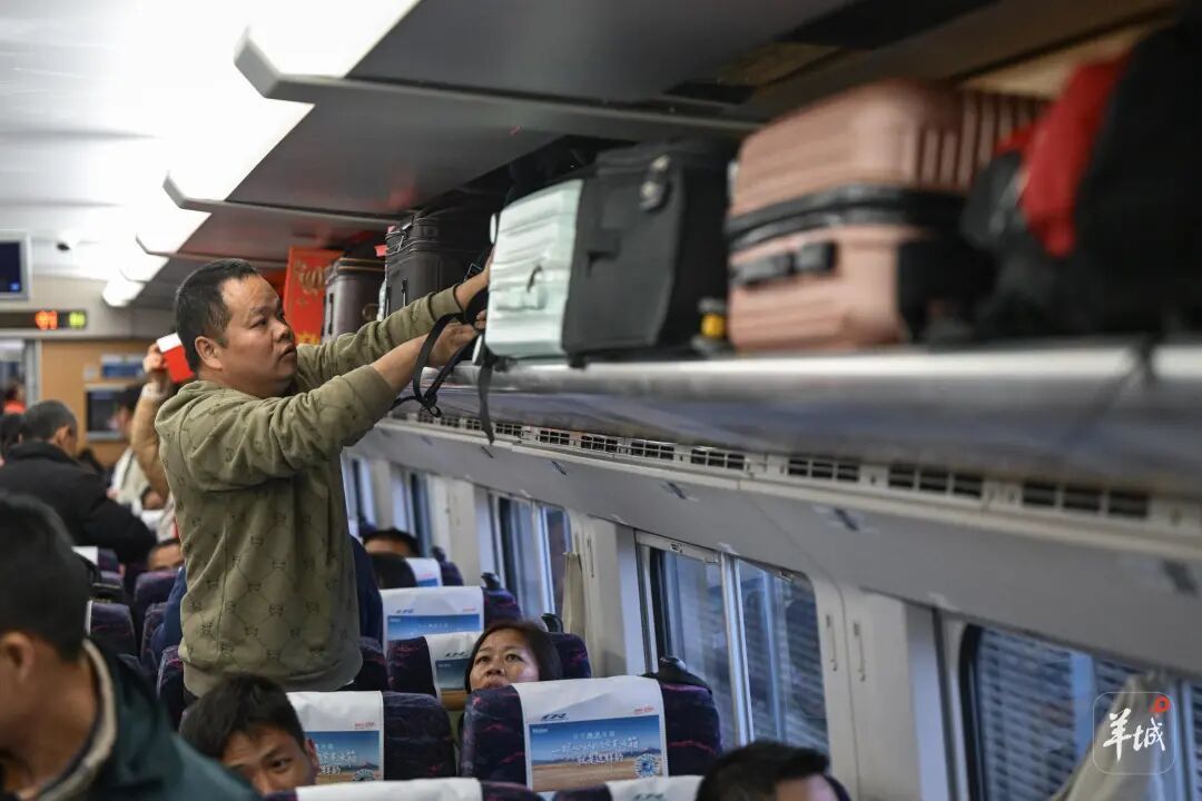 “我们去广东干嘛?赚钱!”近九成务工者返粤!这趟返岗专列奔赴春天 “我们去广东干嘛?赚钱!”近九成务工者返粤!这趟返岗专列奔赴春天