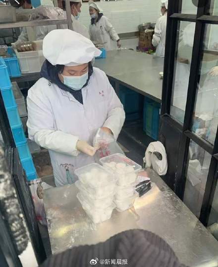 元宵节的美新点心店，买汤圆的队伍一眼望不到头，有人买原材料回去自己包