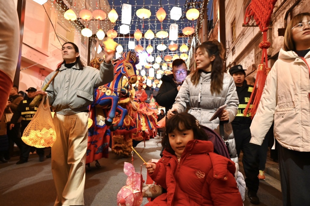 申城天上无缘望见“红月亮”，地上豫园兔子灯花样多