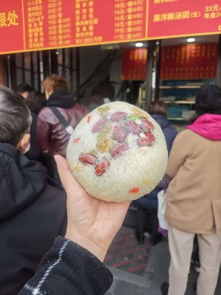 “今年人明显比去年多”，上海爷叔排队3小时只为买到这个“沪上顶流”！