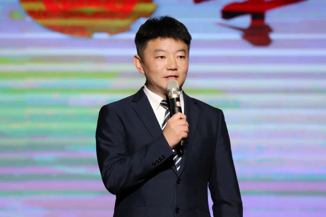 陈嘉伟开会时突然晕倒,不幸离世,年仅36岁,留下3个孩子 陈嘉伟开会时突然晕倒,不幸离世,年仅36岁,留下3个孩子