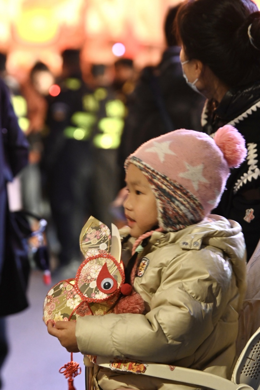申城天上无缘望见“红月亮”，地上豫园兔子灯花样多