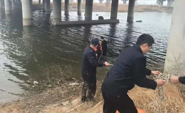 一男子被困冰河中央！下一幕让人破防……