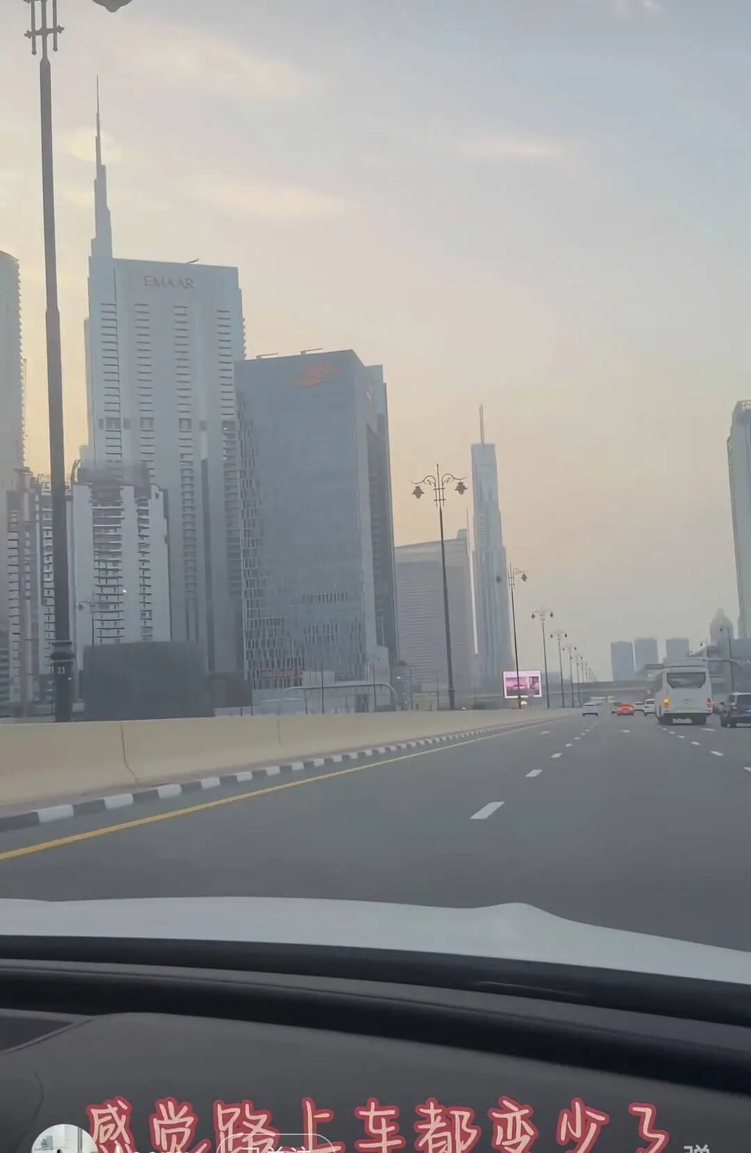 航班被接连取消，天津一家四口滞留迪拜！“爆炸声就在耳边，导弹拦截画面抬头可见”