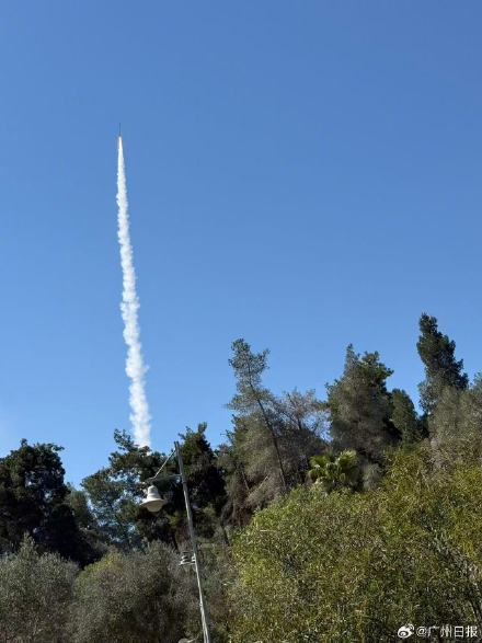 在以中国人公园散步拍到导弹被拦截