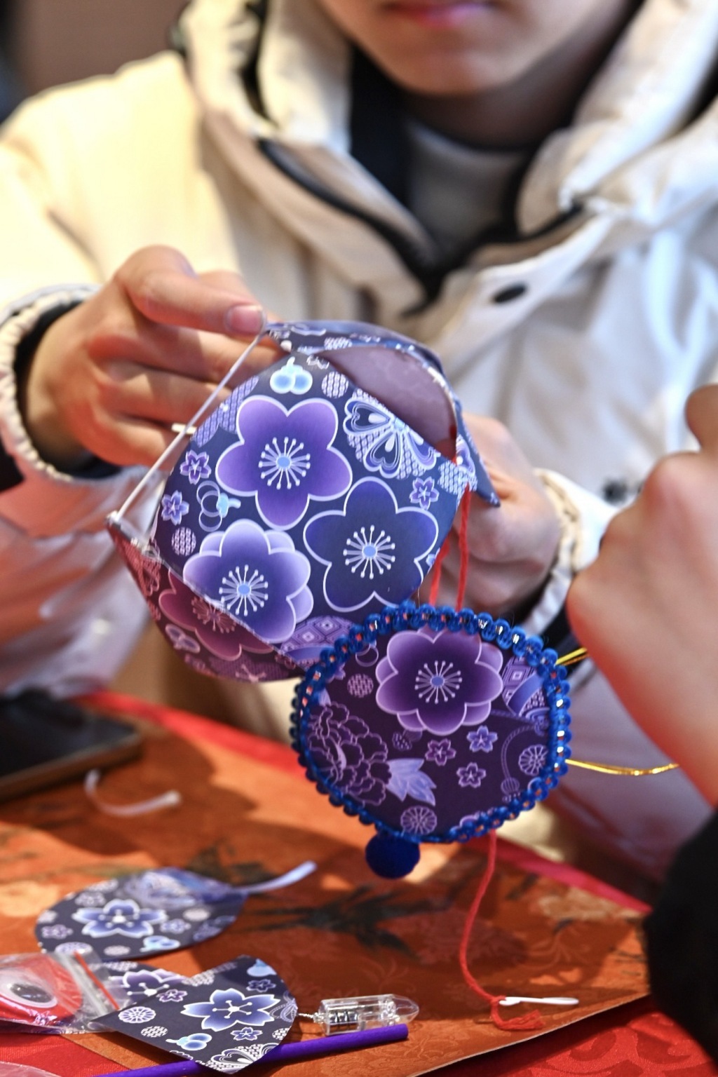 申城天上无缘望见“红月亮”，地上豫园兔子灯花样多